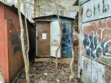  20.03.2026. Великий Новгород, Ильина ул., 21а. Незаконно установленное временное сооружение. Ведётся розыск собственника