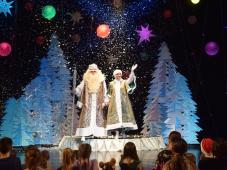 Фото Марины Воробьевой предоставлено Новгородским театром для детей и молодежи «Малый». Фрагмент спектакля «Алиса идет на север» в постановке режиссера Надежды Алексеевой